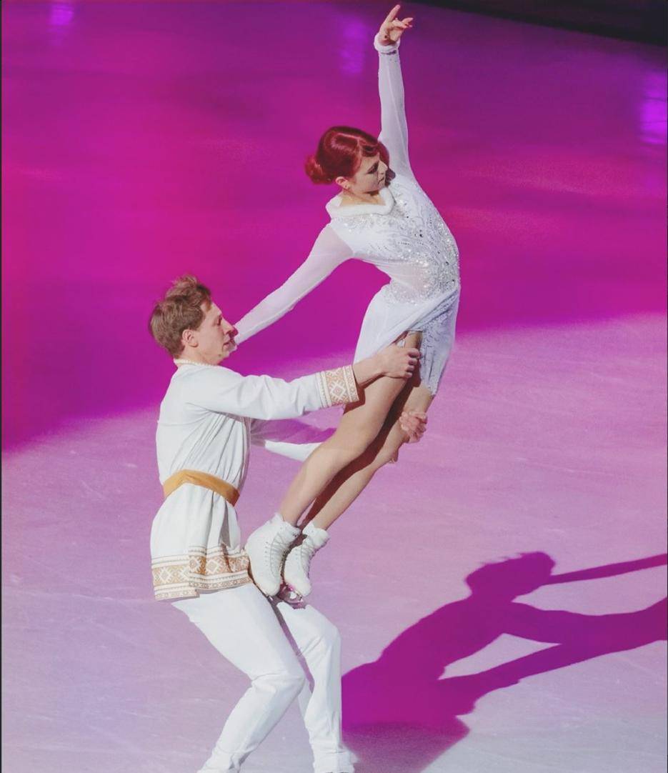 冰上舞蹈大赛：优雅与速度的结合