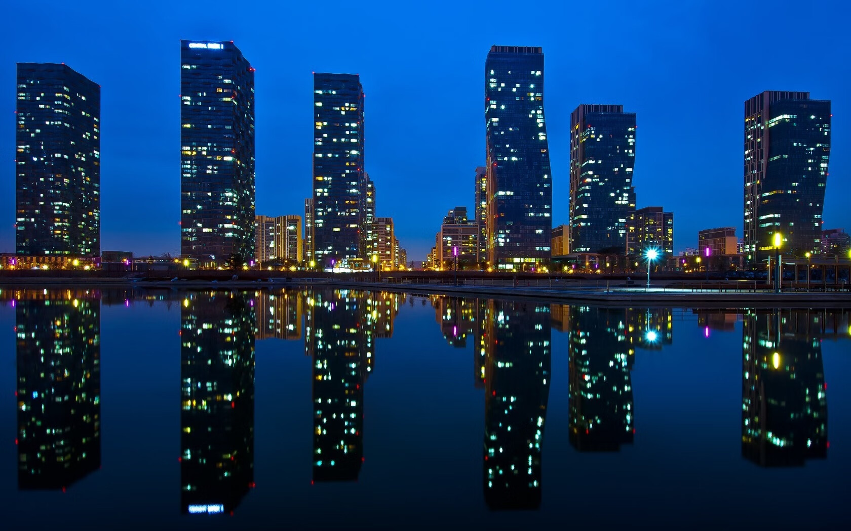 “阿仙奴战热刺：激战香港，谁能称雄？”