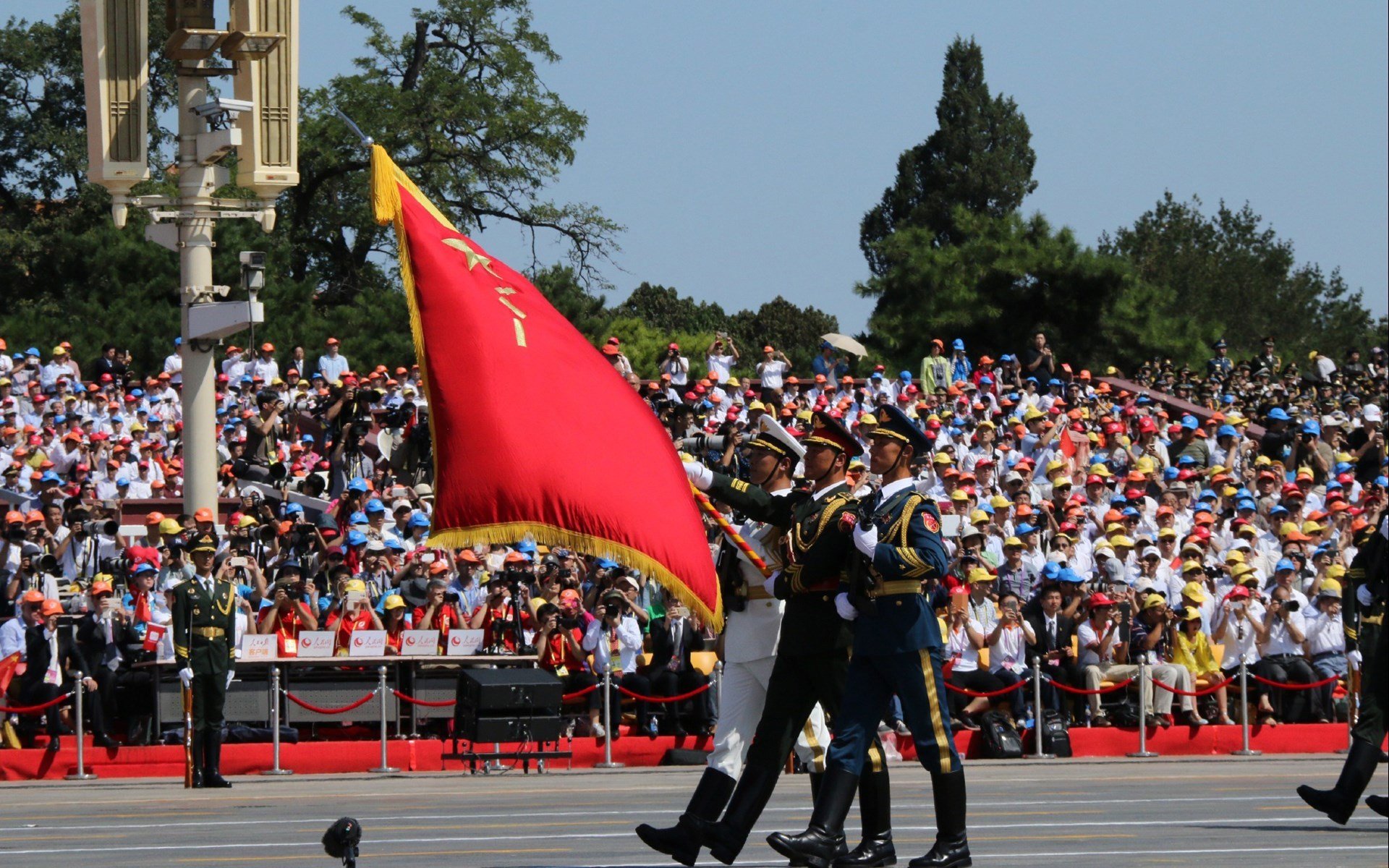 詹姆斯庆祝生日与队友聚餐,詹姆斯生日聚会