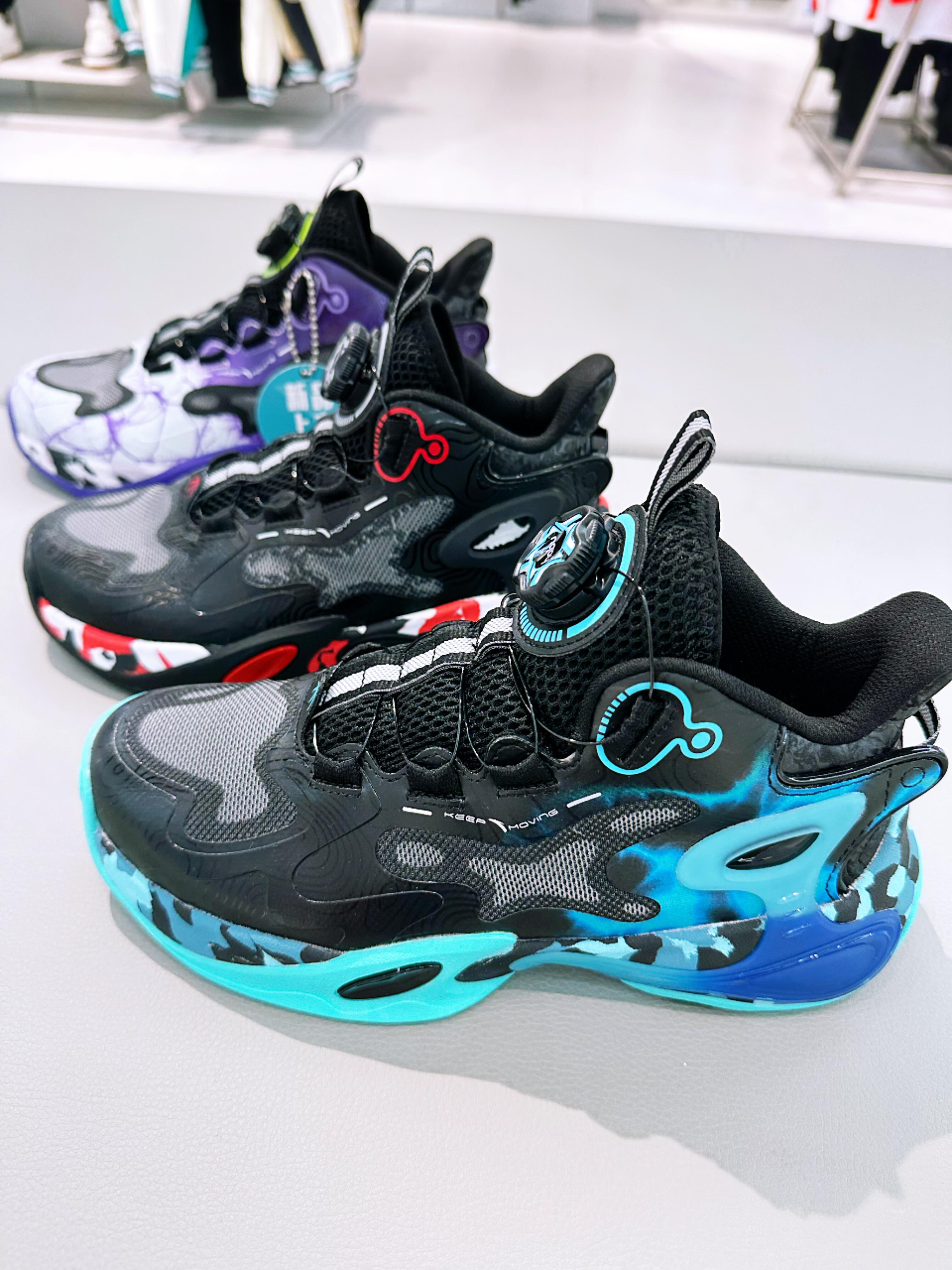 包含乐鱼体育：篮球装备品牌推出新款球鞋，引领时尚潮流的词条