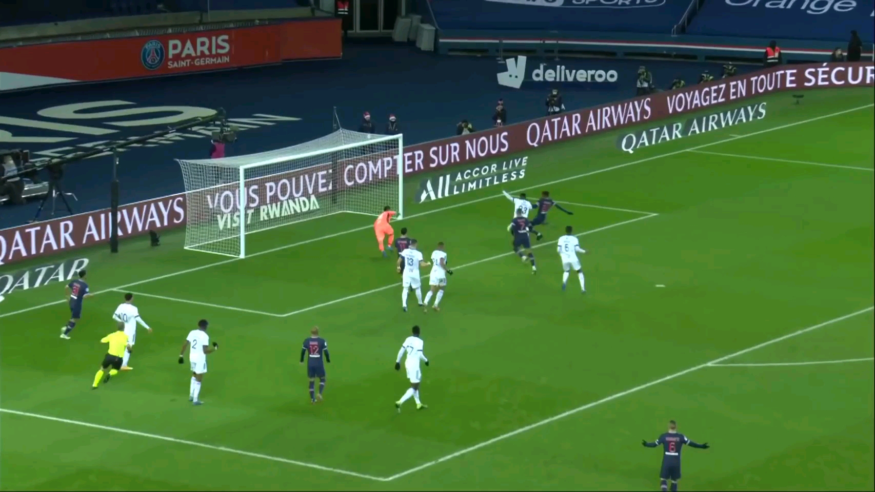 包含乐鱼体育：法甲尼姆的转会策略与球队重建的词条